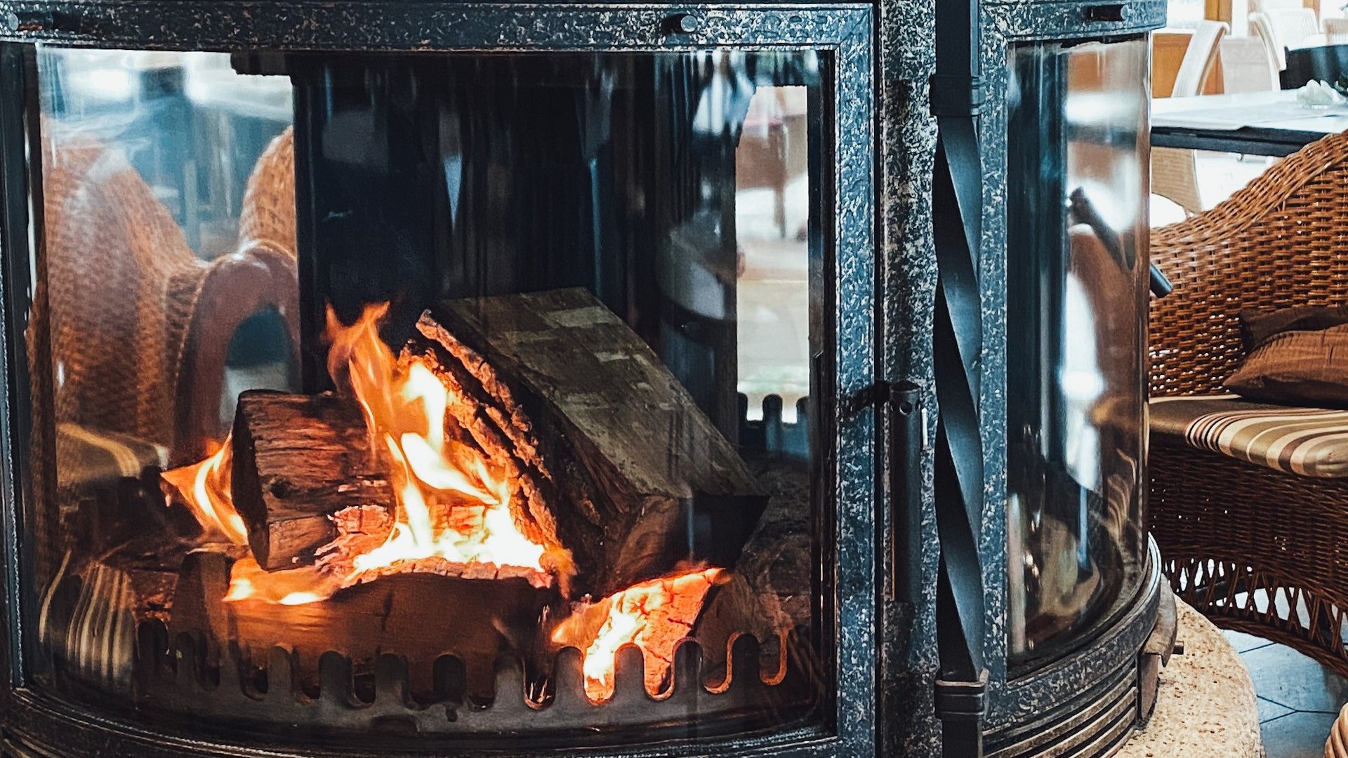 Urlaub am See in NRW - sogar im Winter wunderschön! Runder Kamin mit brennendem Holz in gemütlichem Wohnzimmer
