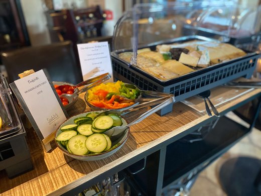 Gronau: Essen mit Seeblick Buffet mit frischem Gemüse, Käse und hausgeräuchertem Fisch