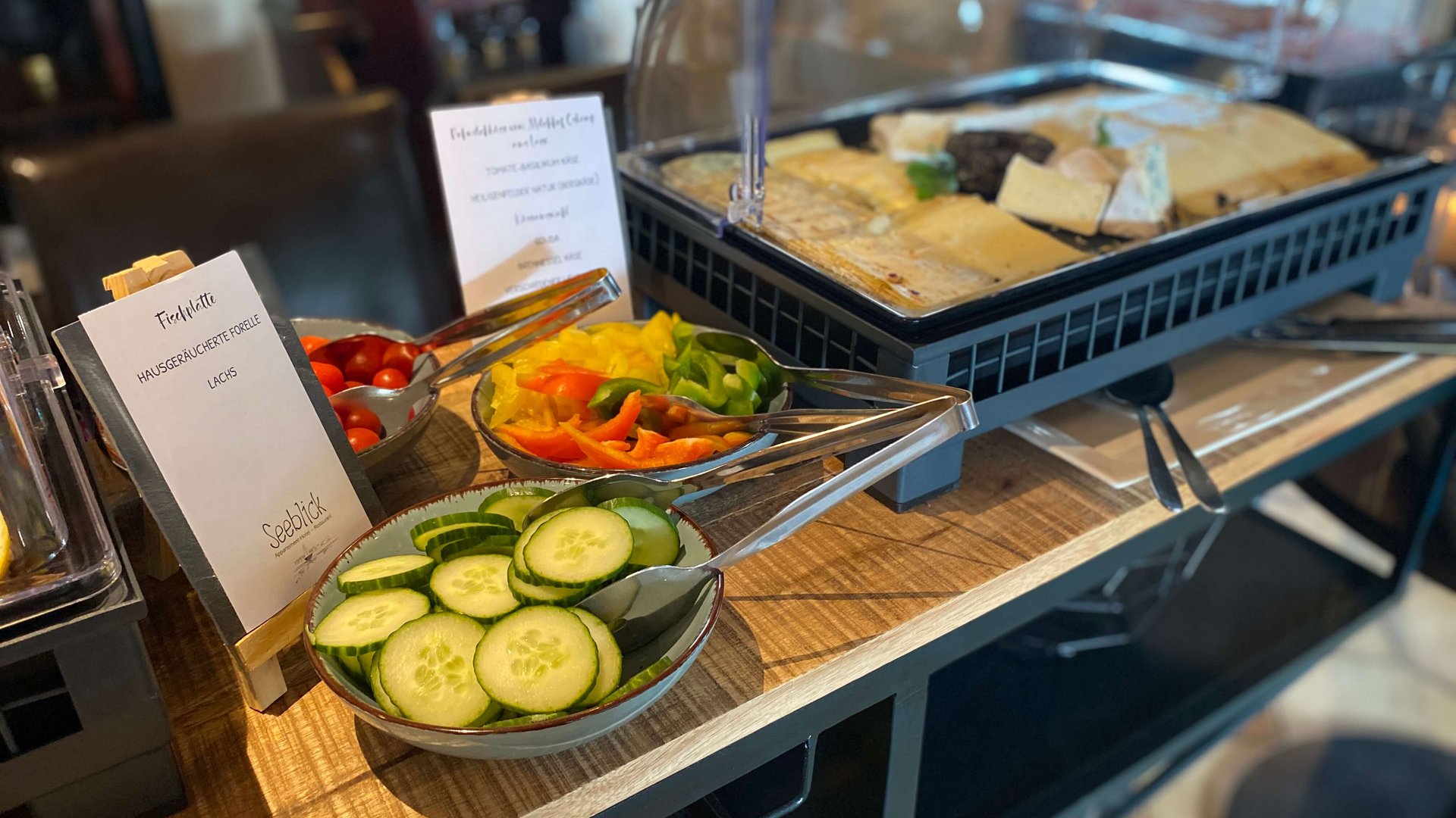 Frühstücken im Restaurant Seeblick in Gronau Buffet mit frischem Gemüse, Käse und hausgeräuchertem Fisch