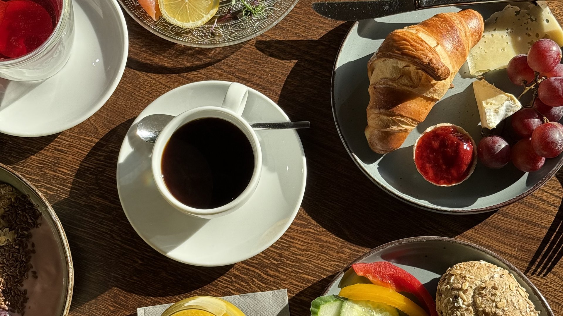 Die kulinarische Fahrradtour durchs Münsterland Frühstückstisch mit Kaffee, Croissant, Käse, Aufschnitt und Fruchtsäften