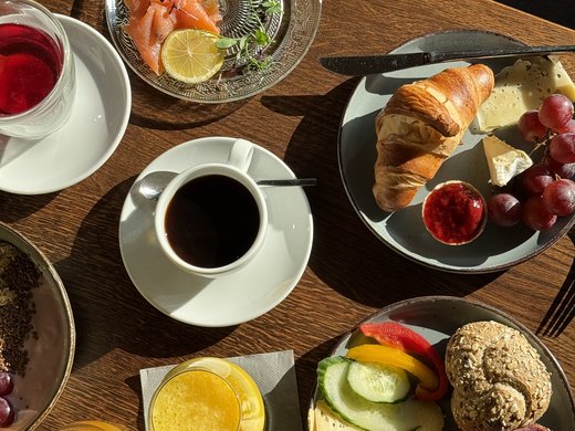 Die kulinarische Fahrradtour durchs Münsterland Frühstückstisch mit Kaffee, Croissant, Käse, Aufschnitt und Fruchtsäften