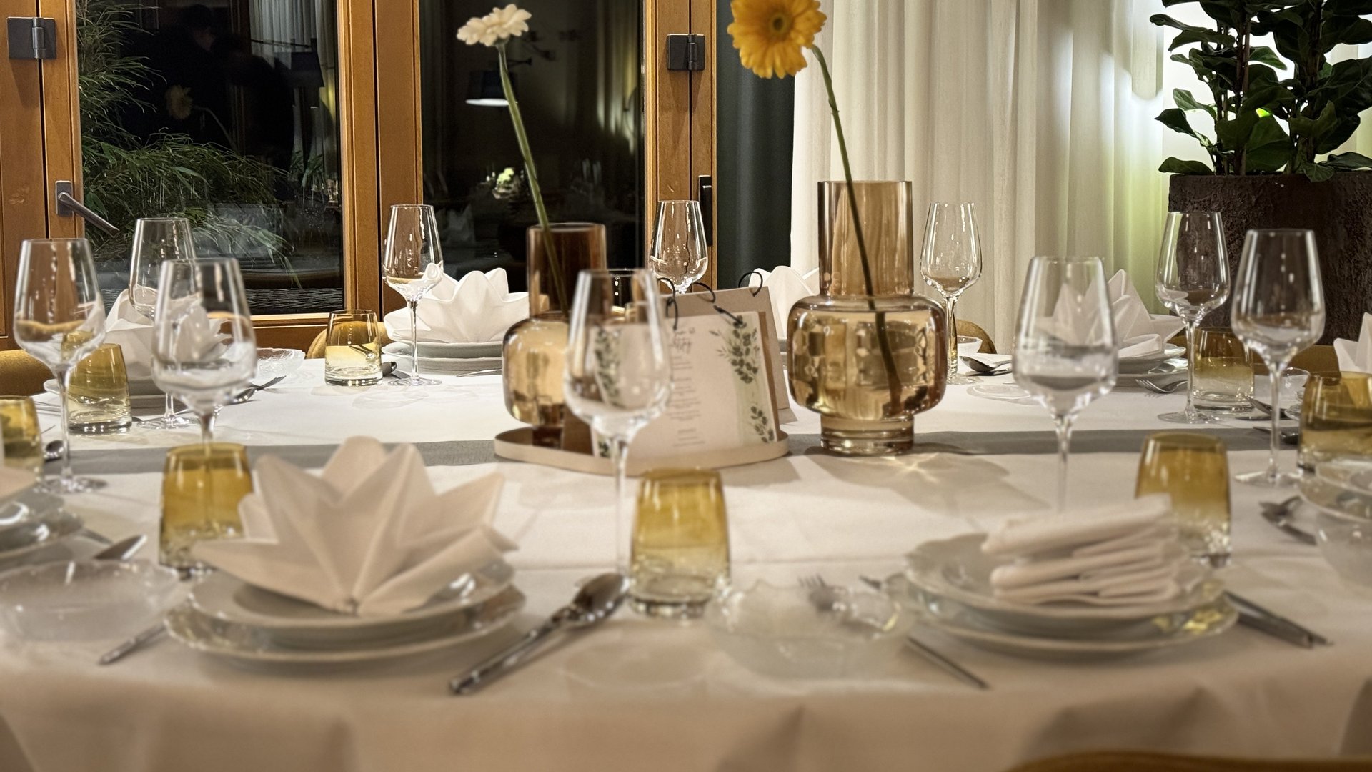 Urlaub am See in NRW - sogar im Winter wunderschön! Festlich gedeckter Esstisch mit weißen Servietten und Blumenvasen