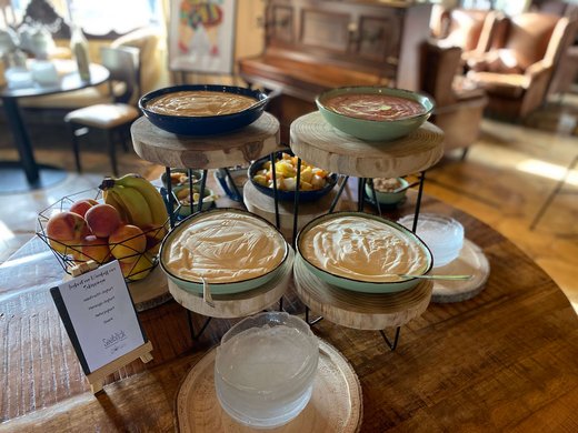 Frühstücken im Restaurant Seeblick in Gronau Joghurt und frisches Obst auf einem Holztablett in einem gemütlichen Raum