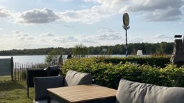 Seeblick: Urlaub am See in NRW Gemütliche Sitzgruppe am Seeufer mit Wolkenhimmel im Hintergrund