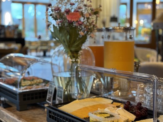 Frühstücken im Restaurant Seeblick in Gronau Frühstücksbuffet mit Käse, Trauben, Aufstrich und Saft im Restaurant