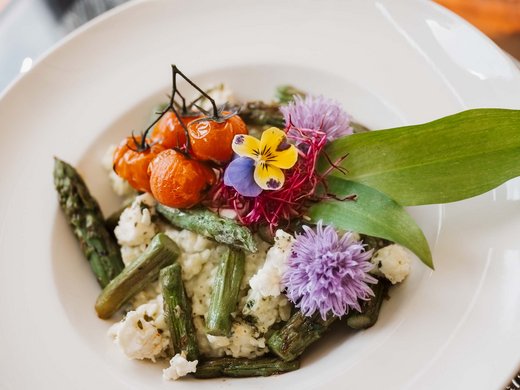 Seeblick Gronau: Urlaub inmitten der Natur Kreatives Gericht mit Spargel, Kirschtomaten, essbaren Blüten und Frischkäse