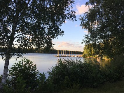 Seeblick Gronau: Urlaub inmitten der Natur Segelboote am Steg eines ruhigen Sees im Abendlicht