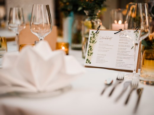 Seeblick Gronau: Urlaub inmitten der Natur Elegantes gedecktes Tisch mit Gläsern, Serviette und Menükarte bei Veranstaltung