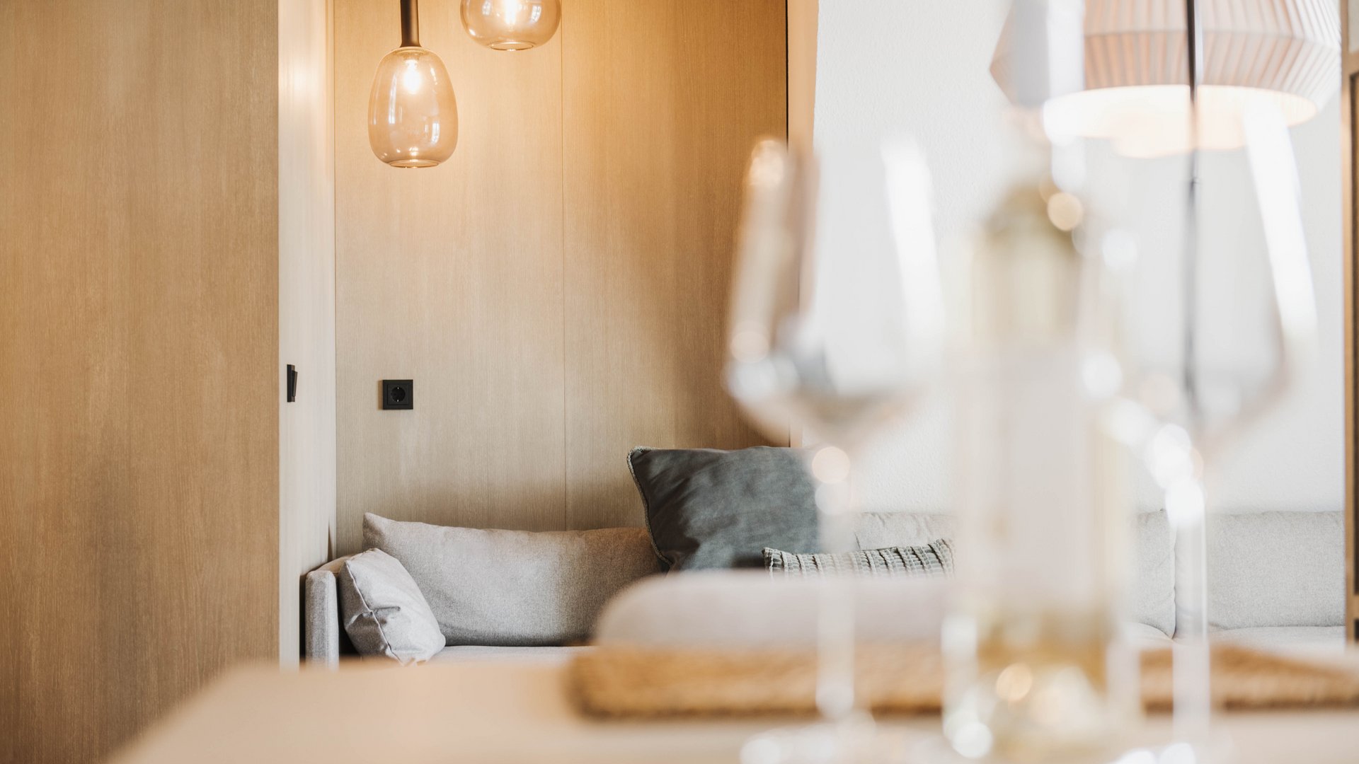 Seeblick Gronau: Urlaub inmitten der Natur Gemütliche Sitzecke mit hölzernen Wänden und warmen Hängelampen