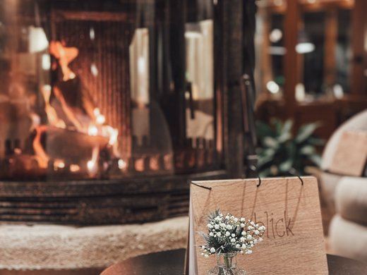 Seeblick Gronau: Urlaub inmitten der Natur Kleiner Blumenstrauß auf einem Tisch vor einem gemütlichen Kamin